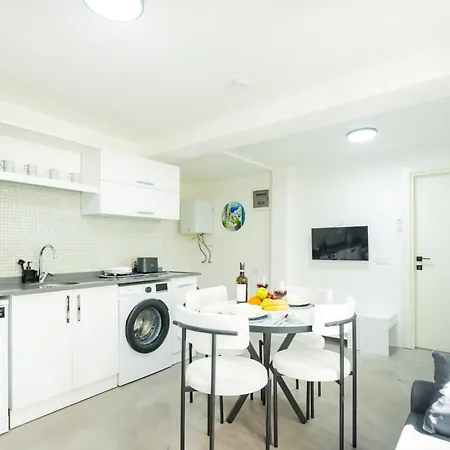 Westcoast 1-bedroom Located Heart Of Old Town *